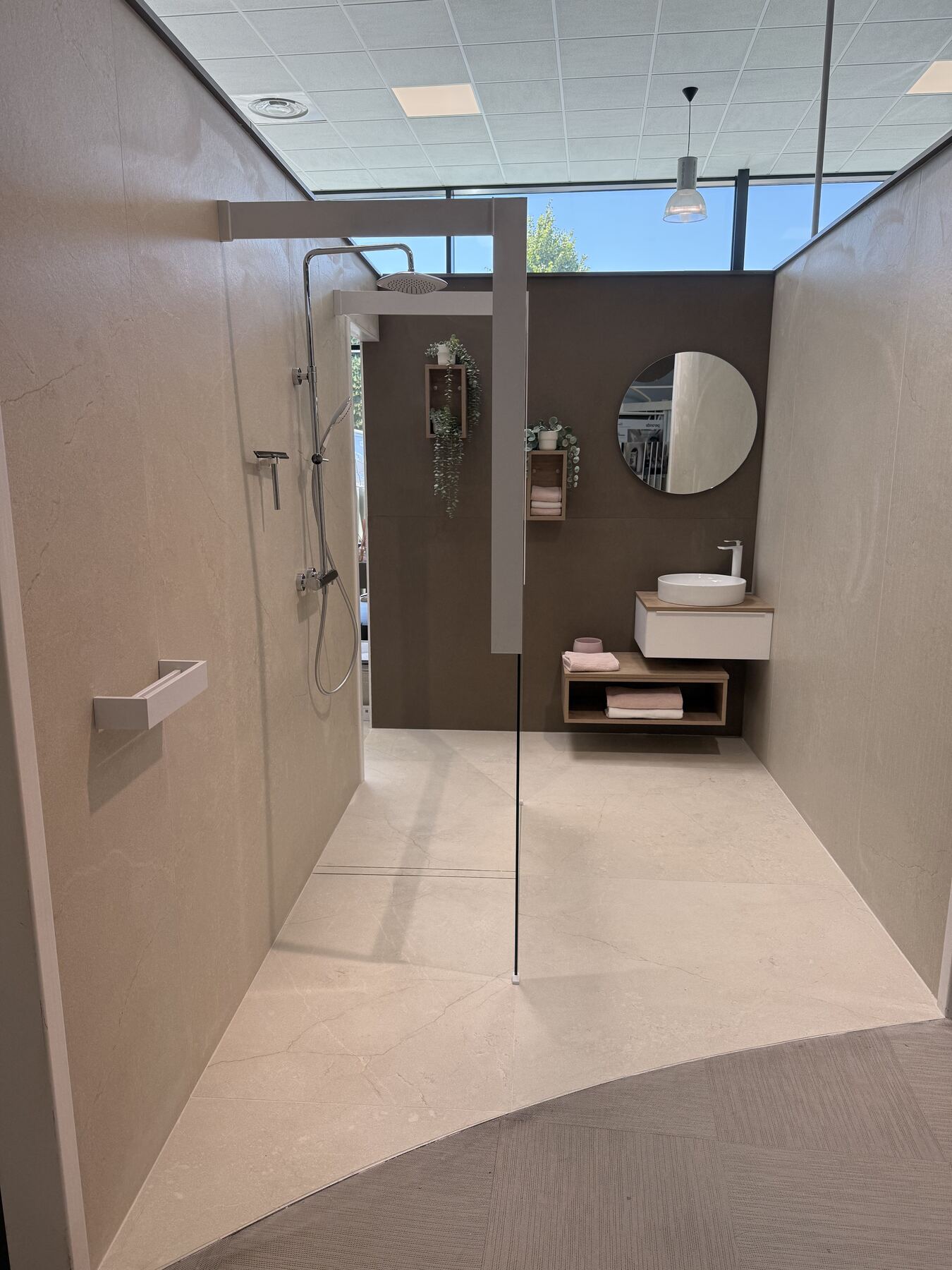 Réalisation ACC Carrelage — Salle de bain complète pour un Showroom